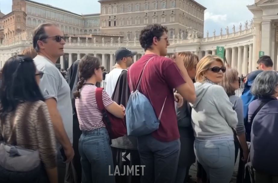 Homazhet për Françeskon - besimtarët, mërzi e kënaqësi që panë papën (VIDEO)