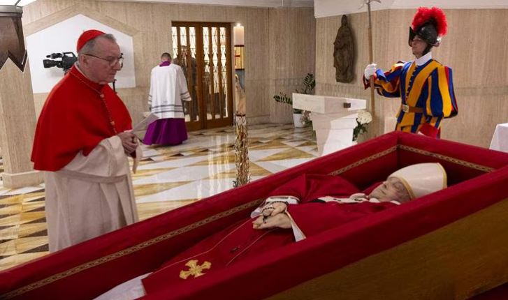Për dy ditë, 250 mijë njerëz përshëndetën Papa Françeskun në Bazilikën e Shën Pjetrit