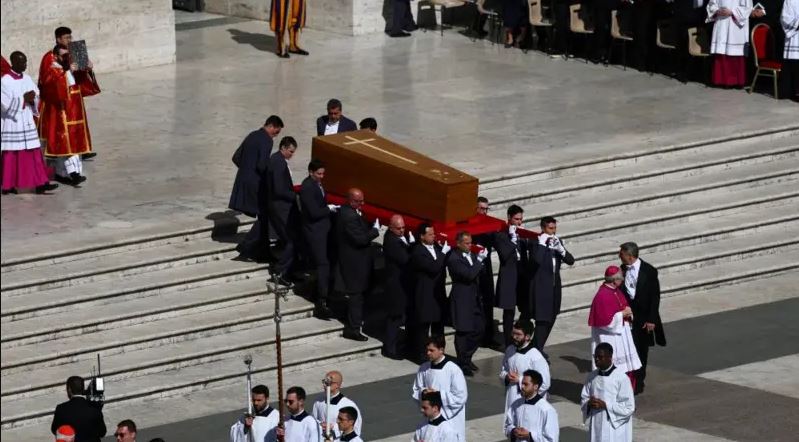Nis ceremonia e funeralit të Papa Françeskut