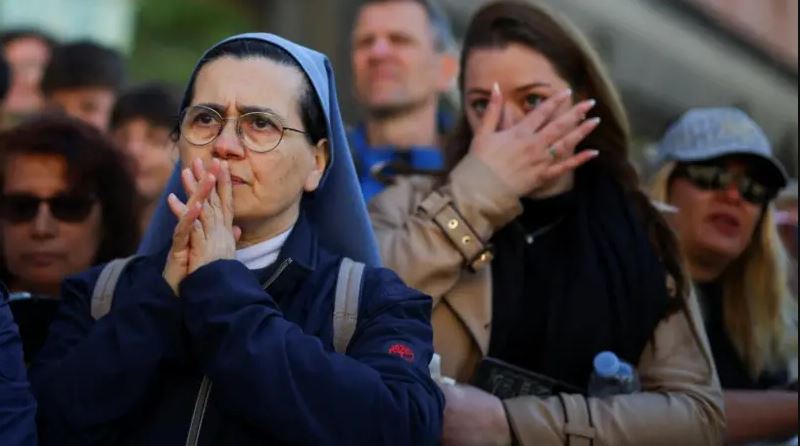 Vatikani thotë se 200 mijë njerëz po marrin pjesë në funeralin e Papës