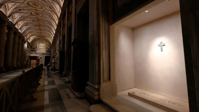 Publikohen pamjet e varrit të Papa Françeskut