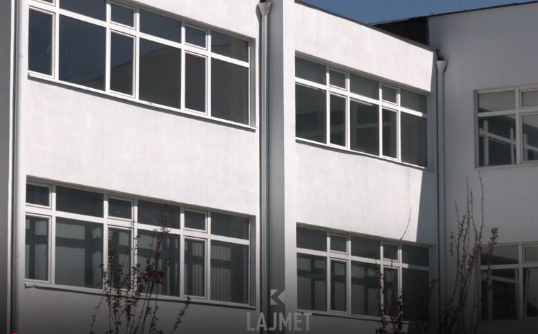 Nxënësit theren thika për një çikë, 2 në QKUK