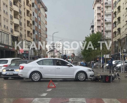 Aksident mes veturës dhe motoçikletës në Fushë Kosovë (FOTO)