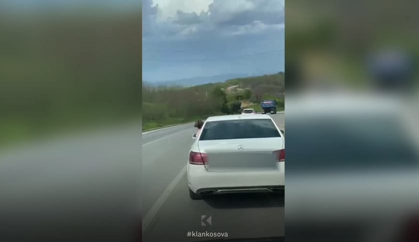 Papërgjegjësia e shoferit, fëmija rrezikon jetën – del në dritare gjatë ngasjes (VIDEO)