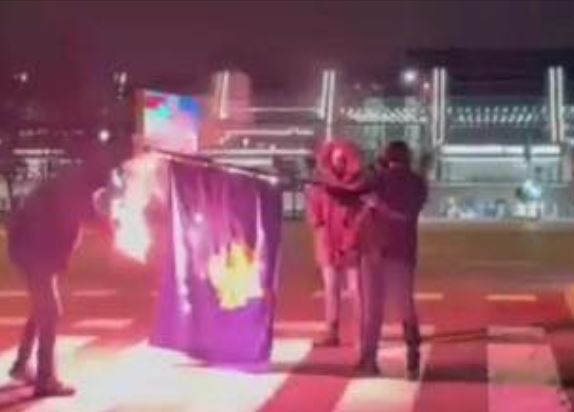 Çmenduria e radhës serbe, tifozët e "Yllit të Kuq" djegin flamurin e Kosovës (VIDEO)
