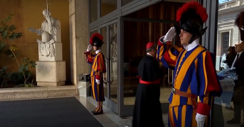 Kurioziteti nga Vatikani: Cila është ushtria që ka i vetëm 135 luftëtarë? (VIDEO)