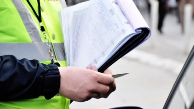 Shoferët në kryeqytet përdorin shumë telefonat gjatë vozitjes, 60 gjoba ndahen vetëm në një ditë