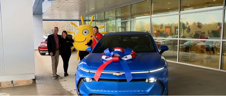 Ish-ushtaraku i plagosur amerikan që kishte shërbyer në Kosovë, merr dhuratë automjet elektrik