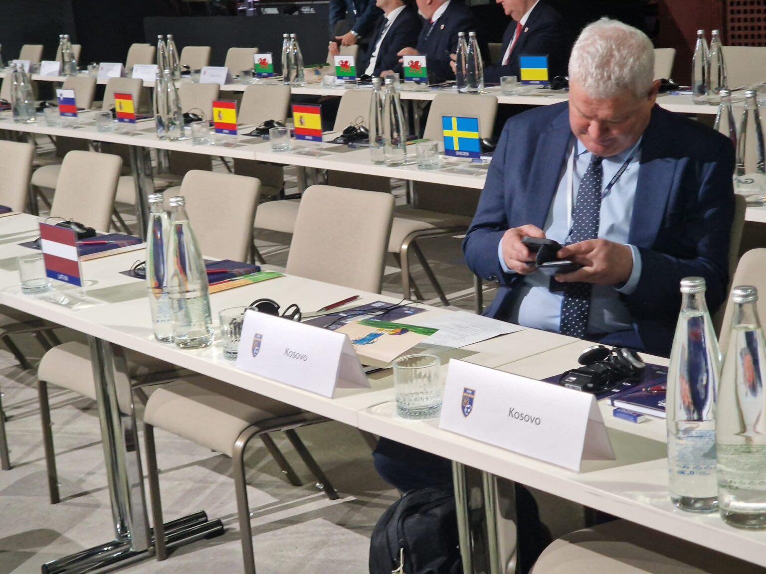 Flamuri i Kosovës në Beograd "çmend" serbët, Federata e futbollit të tyre kërkon falje