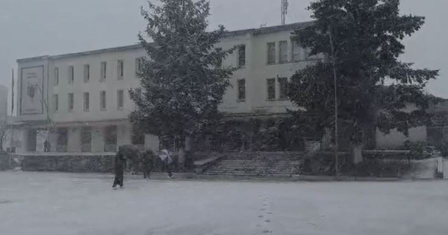 Moti i ligë në Shqipëri, Ministria e Mbrojtjes: Po punohet për të mbajtur hapur akset rrugore