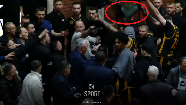 Tension në Suharekë, një karrige u hodh në drejtim të lojtarëve të Pejës (VIDEO)