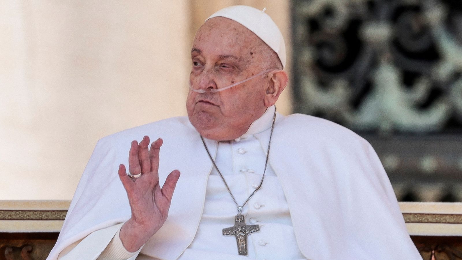 Papa shfaqet para turmës në Vatikan për herë të parë pas daljes nga spitali