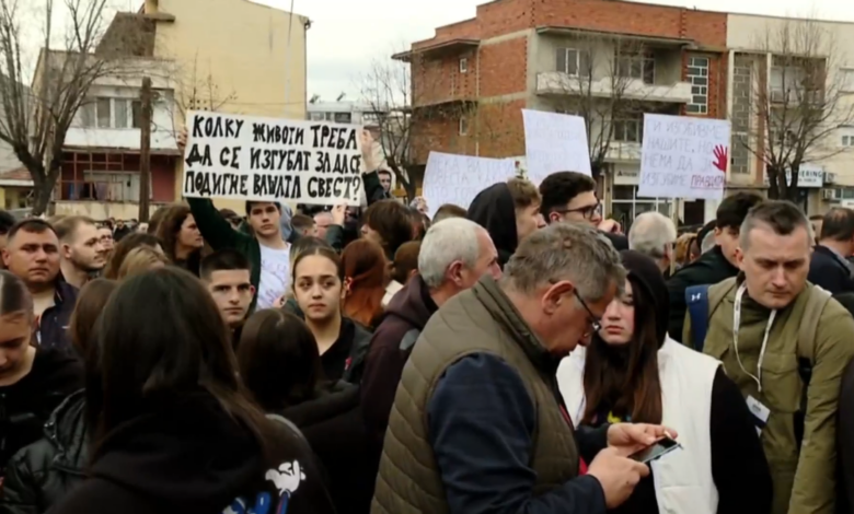Familjet e viktimave të tragjedisë së Koçanit mbajnë marshin e parë protestues në Shkup