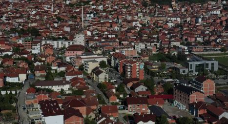 Disa persona nxisin përçarje në Rahovec, dyshohet se dëmtuan një objekt dhe morën dy flamuj