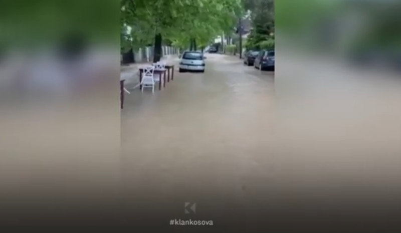 Banorët në hall, rrugët e Pejës si lumenj pas reshjeve (VIDEO)