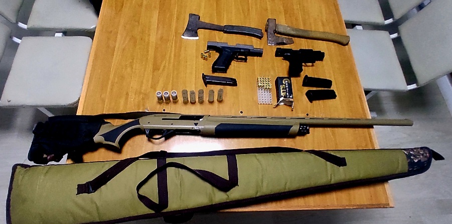 Gjuajtën me armë zjarri derisa ishin në piknik, policia i shoqëroi në stacion dhe u konfiskoi municionin