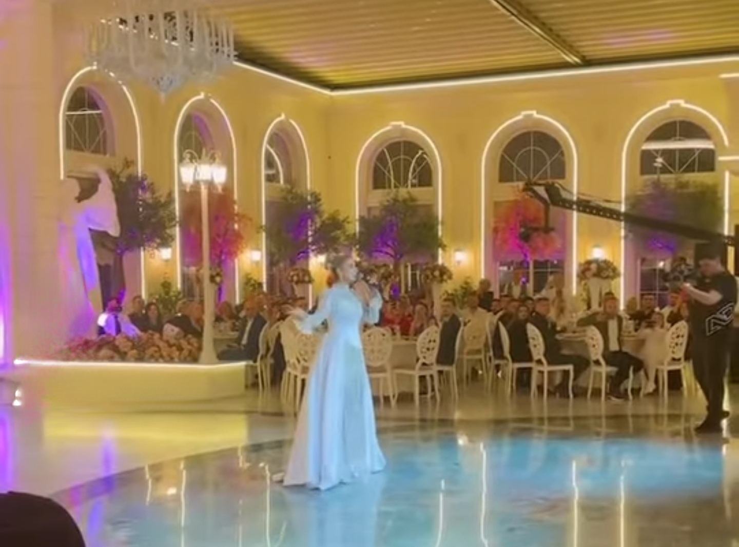 Surpriza që s’e priste askush - nusja mahniti dhëndrin me këngë dedikim (VIDEO)