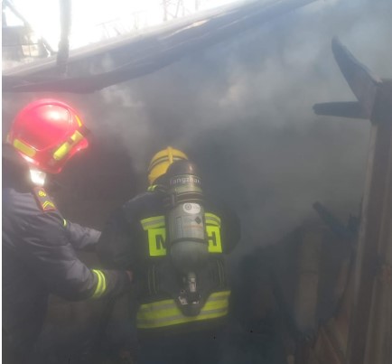 Një depo përfshihet nga flakët në Pogradec