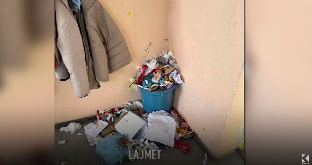 Heqja e bërllokut: S’ka punëtorë, shkollën e pastrojnë nxënësit (VIDEO)