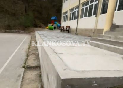 Shkallët e një shkolle në Kamenicë u ndërtuan “pak” më ndryshe (VIDEO)