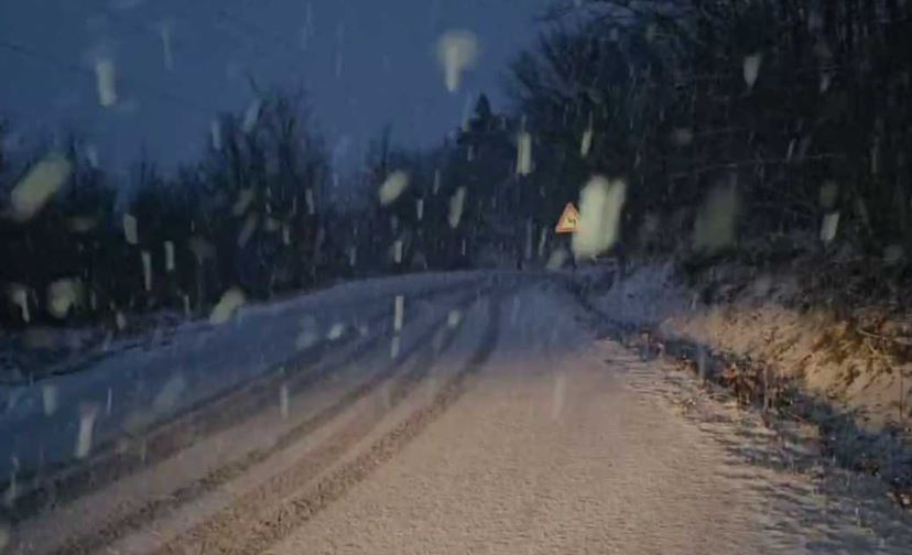 Reshjet e borës në Shqipëri, probleme me qarkullimin e mjeteve në Rrugën e Arbrit