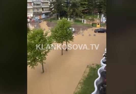 Reshjet e shiut vërshojnë Pejën sërish (VIDEO)