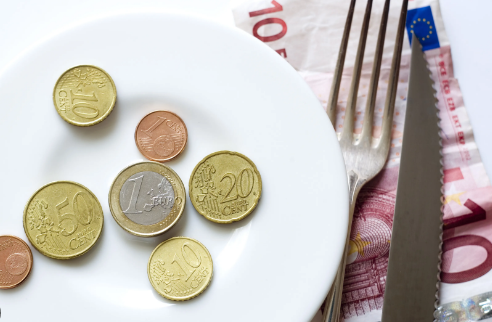 Eksperti ekonomik i reagon sërish VV-së: Cili njeri e sulmon sofrën që e ushqen?