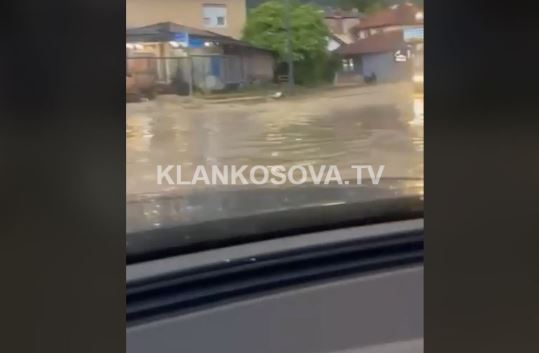 Shiu i rrëmbyeshëm e qet nga 'shtrati' lumin Çokolica (VIDEO)