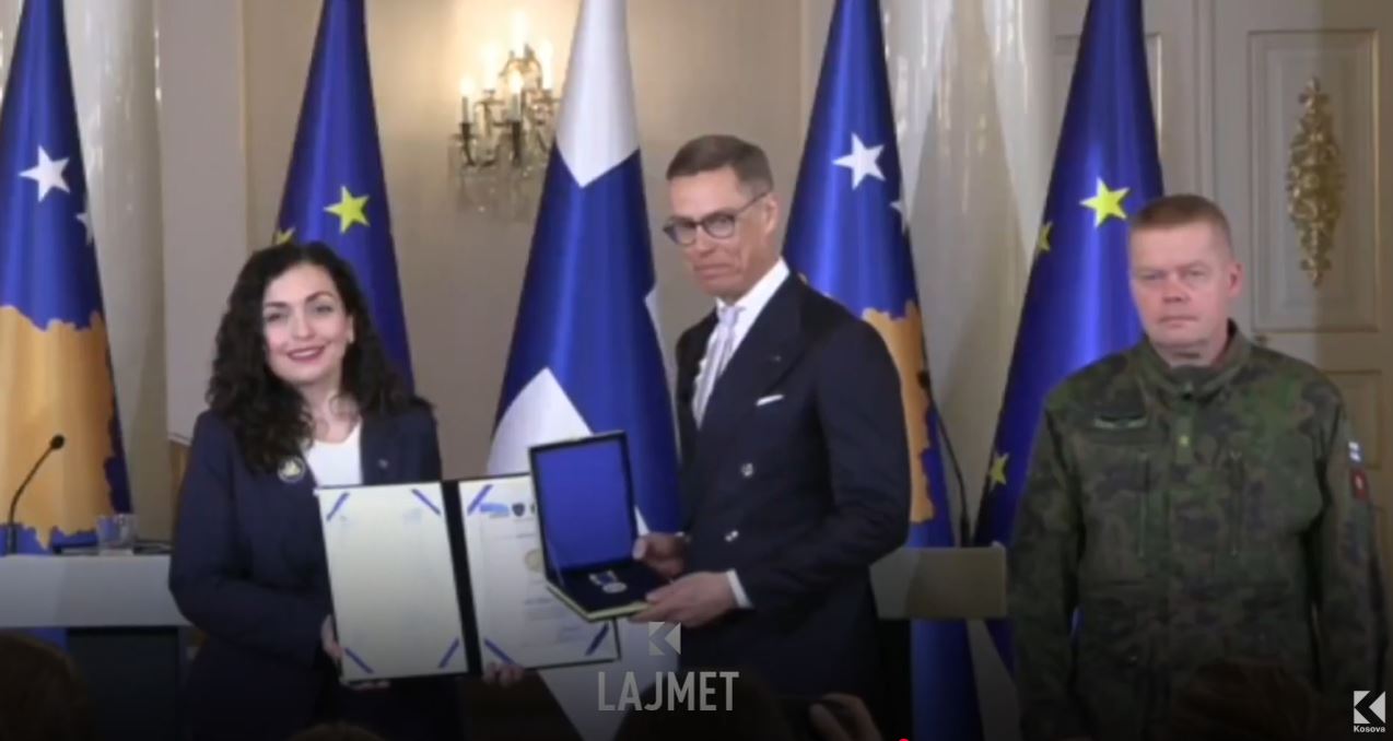 Falënderimi nga Kosova: Osmani dekoron ushtrinë e Finlandës (VIDEO)