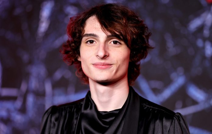 Finn Wolfhard shpjegon pse ai ende jeton në shtëpi me prindërit e tij