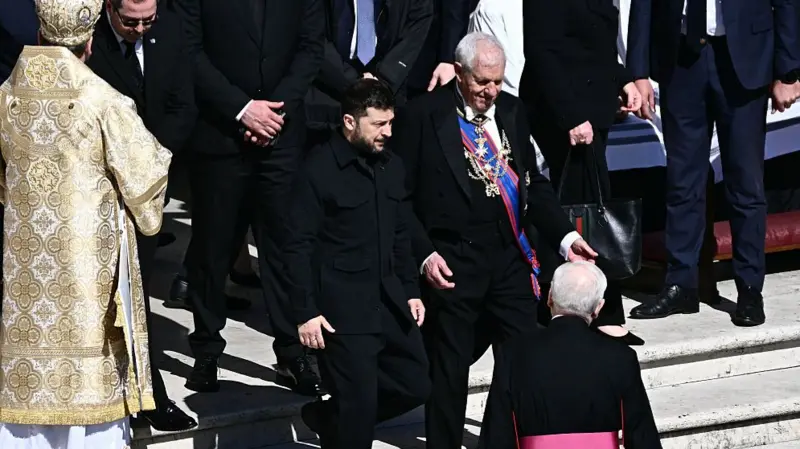 Zelensky u takua me Trumpin pak para nisjes së ceremonisë mortore të Papa Françeskut
