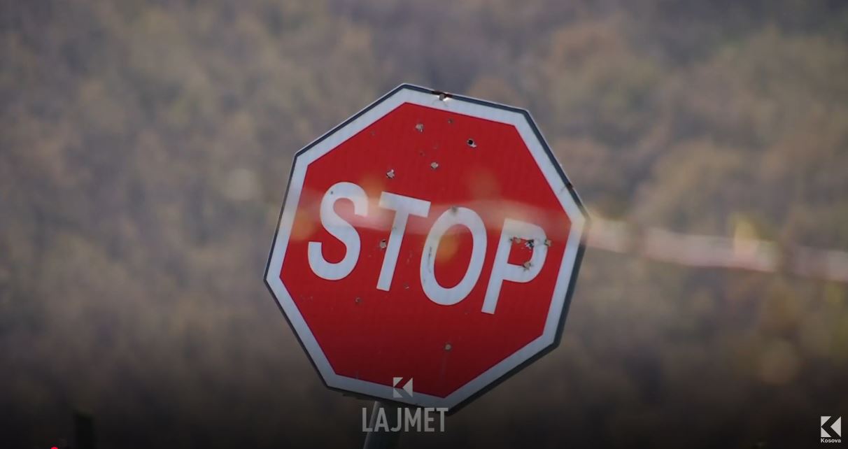 Incidenti në Zllash: Shenja e trafikut si tabelë qitjeje (VIDEO)