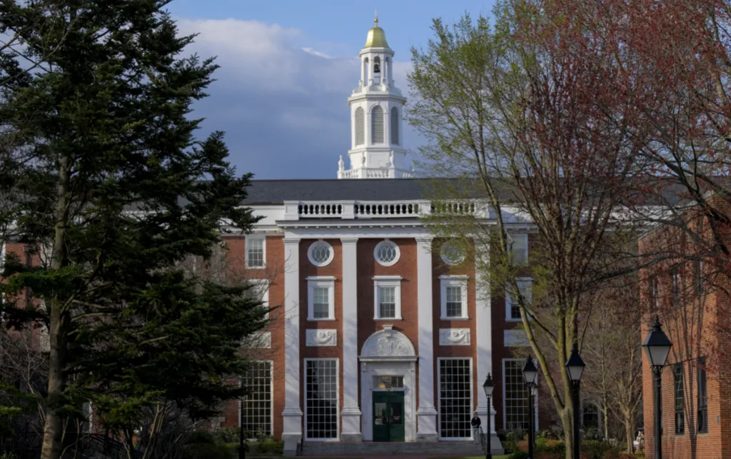 Harvardi padit administratën Trump për të ndaluar ngrirjen e fondeve