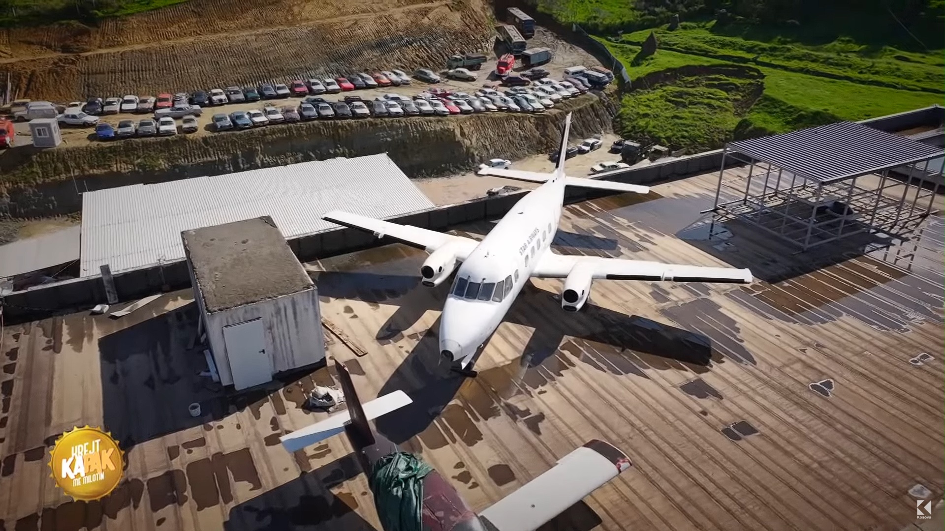 Aeroplani në kulm e mbi 200 vetura në tokë – njihuni me koleksionuesin e veçantë shqiptar (VIDEO)