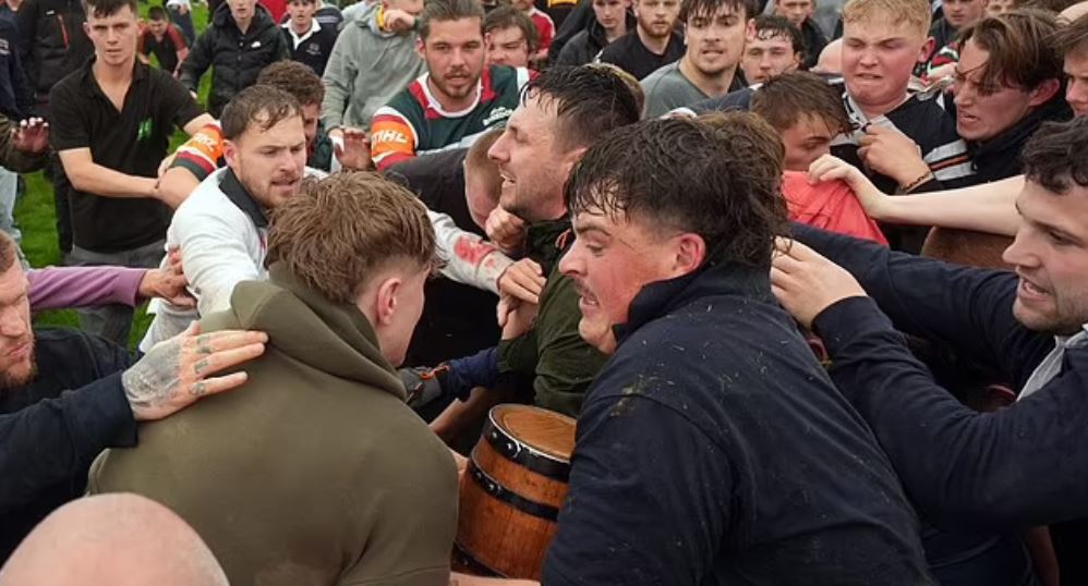 Fshatrat angleze sfidohen në garën tradicionale me fuçi birre