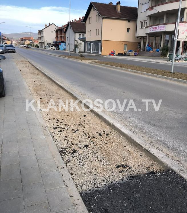 Korsia për biçikleta në Suharekë mbetet në gjysmë – krijohen vështirësi në lëvizje 