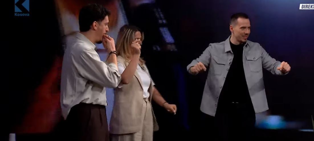 "Tallava me kitare"/ Kërcejnë e këndojnë live, dyshja dhuron spektakël