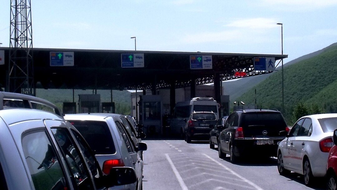 Kosovari tenton t'i korruptojë policët maqedonas me 10 euro, ndalohet në kufi