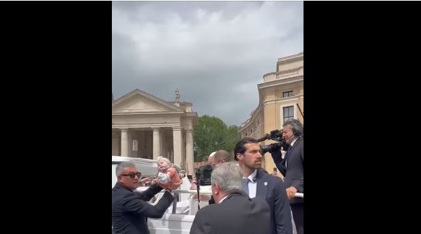 Fëmija shqiptar “i bekuar” nga Papa - Në ritualin e Pashkëve në Vatikan, të fundit preku një foshnje shqiptare