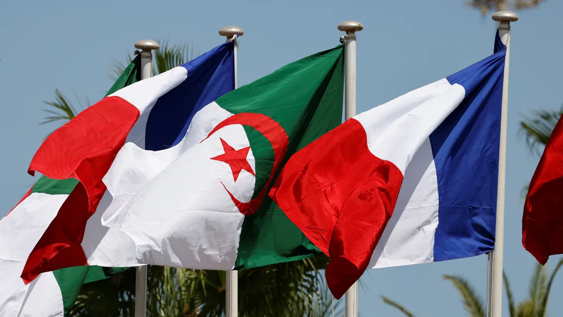 Franca dëbon 12 zyrtarë diplomatikë algjerianë