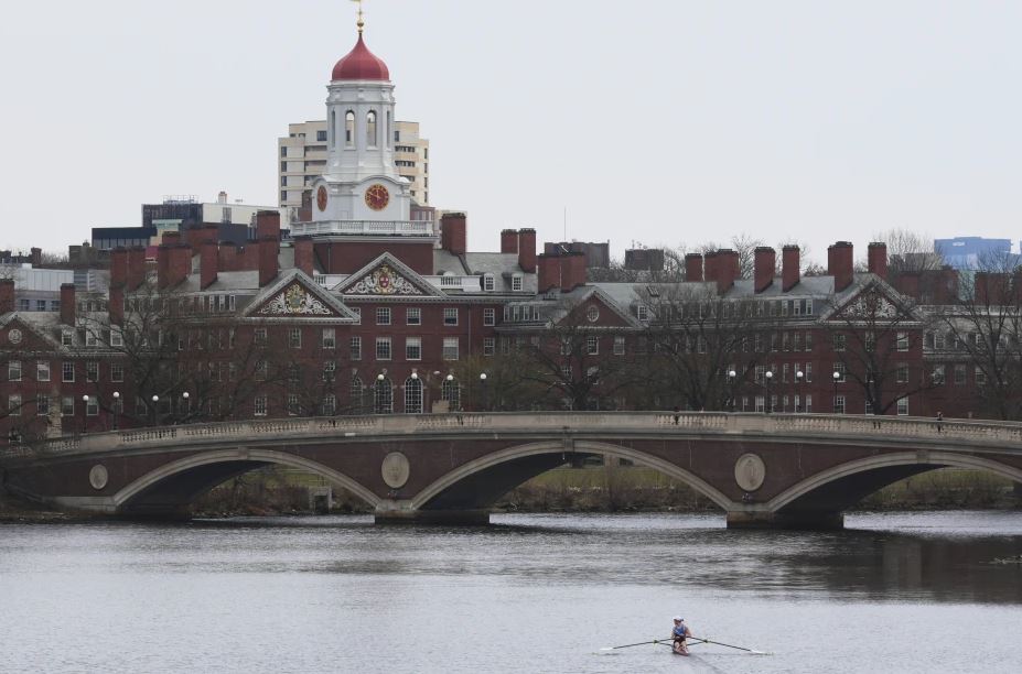 Harvardi në shënjestër: Administrata e Trumpit nis hetim për shkelje të të drejtave civile