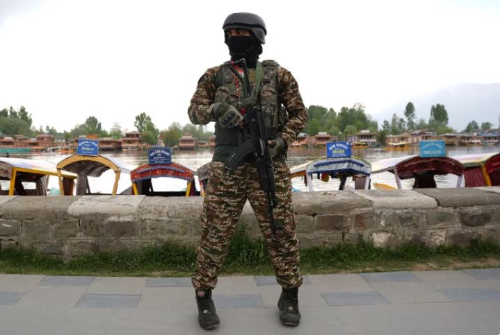 Bizneset filluan të rihapen në Kashmir, por tensionet vazhdojnë