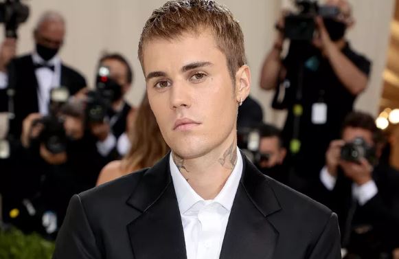 Justin Bieber bën u thirrje paparacëve ta lënë të qetë