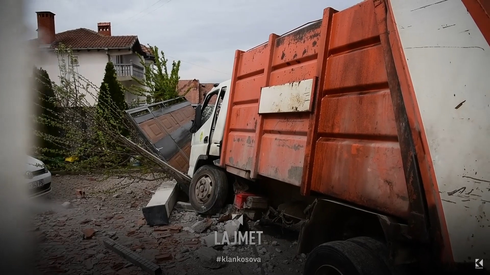 Kamioni godet murin e një shtëpie në Taslixhe, sekondat shpëtojnë jetë (VIDEO)