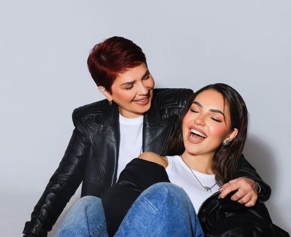 Kida ndan fotografi me të ëmën - nënë e bijë pozojnë para pasqyrës