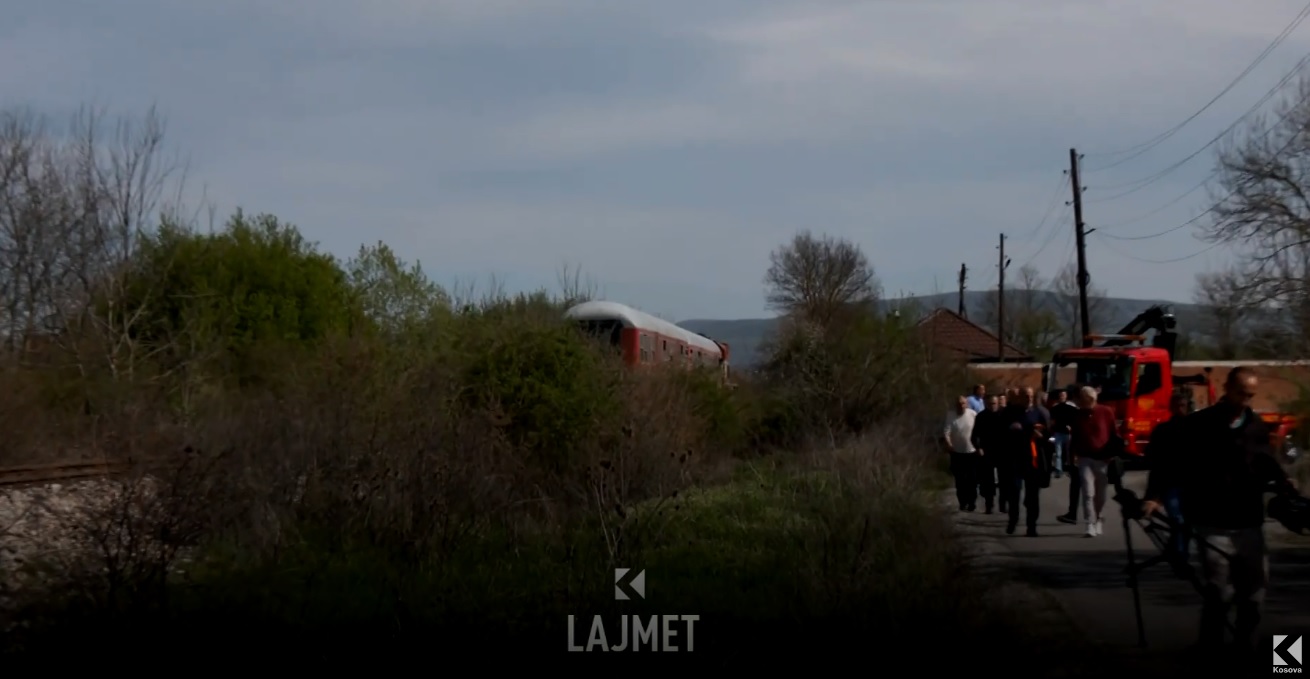 Aksidenti në Klinë, treni godet veturën, një i vdekur (VIDEO)