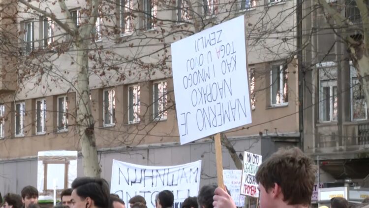 I ndalohet hyrja në Serbi studentes në Fakultetin Juridik në Beograd