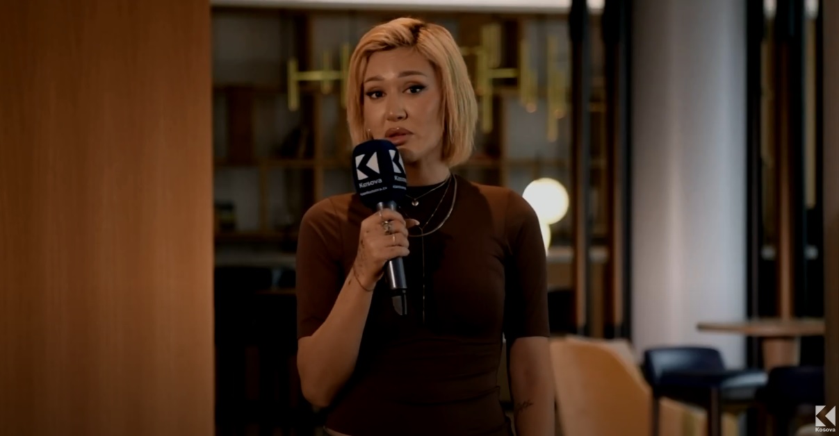 Zbulon mesazhet, këngëtarja ka lidhje interesante me Drake (VIDEO)