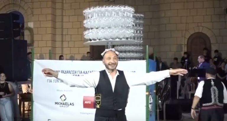 Qiprioti sfidon rekordin botëror duke vallëzuar me 468 gota vere në kokë (VIDEO)