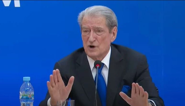 Berisha para gazetarëve: Në 100 ditët e para të qeverisjes sonë, do kthejmë të gjitha zyrat siç ishin në 2013